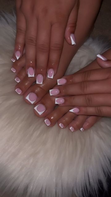 White French Tips Short Square, Short Square Acrylic Nails White French Tips, Bubble Gum French Tip Nails, Short Set French Tip, Pink And White Nails Gel French Tips, Short French Tip Acrylic Nails And Toes, Short Pink And White Acrylic Nails French Tips, White French Tip Nails And Toes, White Frenchtips Nails