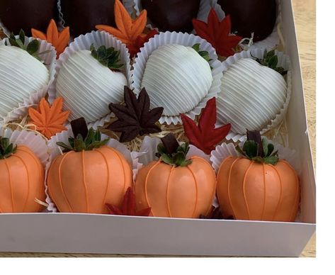 Chocolate Covered Strawberries Pumpkins, Cute Halloween Strawberries, Strawberry Covered Chocolate Ideas Halloween, Chocolate Covered Strawberries Fall Theme, Fall Covered Strawberries, Fall Themed Chocolate Strawberries, Thanks Giving Chocolate Strawberries, Fall Themed Strawberries, Pumpkin Chocolate Covered Strawberries