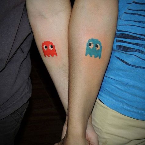 Casal lindo! #smalltattoo #tattooinked #inspirationtatto #pacman #pacmantattoo #nerdtattoo #gametattoo #tattoo2me #inked #tattooart #tattoodesigner #instatattoo #tattoolife #tatuagempequena #tatuagemcasal Pacman Tattoo, Couple Tattoo Ideas, Nerd Tattoo, Sibling Tattoos, Couple Tattoo, Geniale Tattoos, Friendship Tattoos, Art Couple, Gaming Tattoo