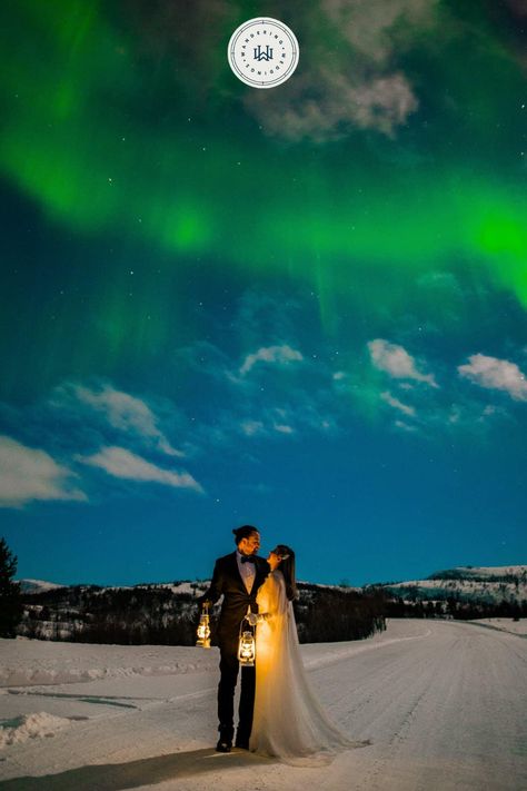 This couple eloped in Norway for a winter getaway to see the Northern lights. Complete with dog sledding in the snowy forest, this Norway winter elopement is so inspiring. Photo by TS Foto Design. Northern Lights Wedding, Norway Engagement Photos, Northern Lights Elopement, Northern Lights Couple, Couple Northern Lights, Elope In Norway, Iceland Hotels Northern Lights, Norway Winter, Alaska Northern Lights