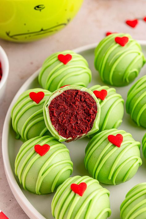 These Grinch Oreo Balls, with a creamy red velvet cheesecake center and sweet chocolate shell, make the perfect holiday dessert. Easy to make and so delicious, these bite-sized treats are sure to steal the show at your next holiday party. Grinch Cake, Christmas Desserts Party, Xmas Treats, Christmas Baking Recipes, Oreo Balls, Grinch Party, Oreo Truffles, Cake Truffles, Christmas Food Desserts