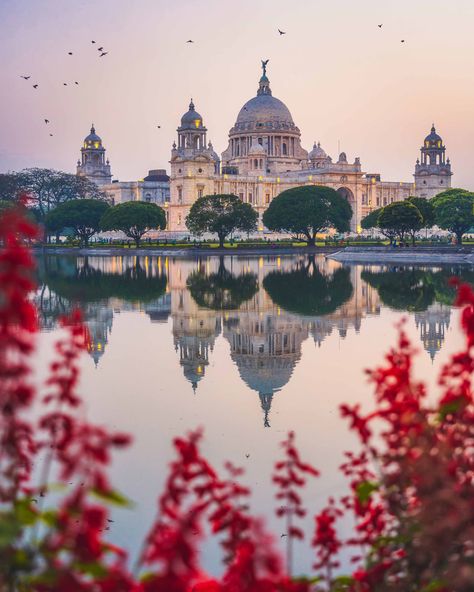 5 Top Places to Shoot in Kolkata, a 400-Year-Old Indian City | PetaPixel Victoria Memorial Kolkata, Outdoor Drawing, Kolkata Street, Indian City, Victoria Memorial, Unique Images, Motivational Wallpaper, Wall Paintings, Beautiful Sites