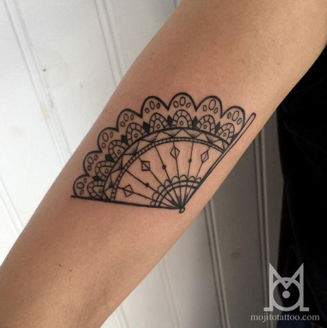 Spain Inspired Tattoo, Tattoo Ideas Arm, Trendy Tattoo Ideas, Fan Tattoo, Unghie Nail Art, Trendy Tattoo, Tattoo Feminina, Dainty Tattoos, Feather Tattoos