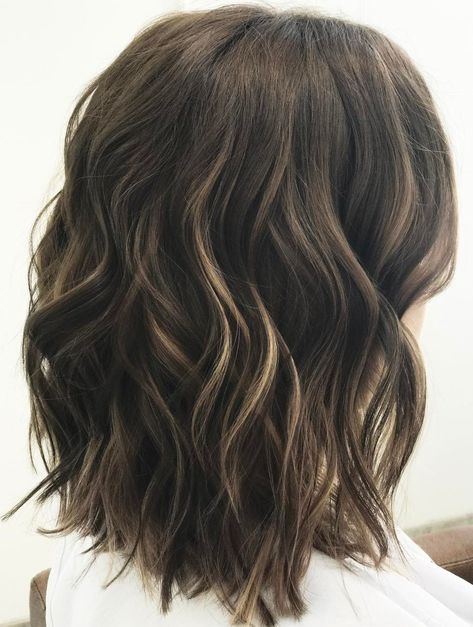 Wavy Hairstyle for Medium Hair Curled Hairstyles For Medium Hair, Loose Curls Hairstyles, Brunette Hairstyles, Haircuts For Thick Hair, Thick Hair Cuts, Wavy Hairstyles Medium, Wavy Haircuts, Peinados Fáciles Para Cabello Corto, Shoulder Length Hair Cuts