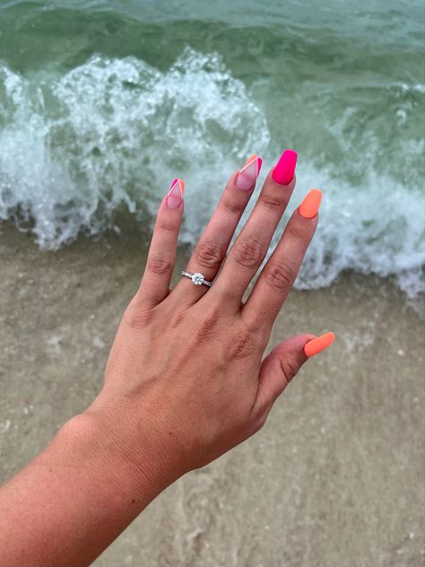 Cute Beach Vacation Nails, Dip Nails For Mexico Vacation, Beach Nail Designs Coffin, Manicure For Beach Vacation, Vacation Nails Coffin Shape, Florida Vibe Nails, Spring Break Vacation Nails, Summer Beach Nails Simple, Beach Holiday Nails 2023