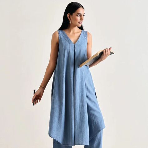 Cotton slub and bold shade of Cord set Material: Cotton Slub Kurti length - 46 Size - 38 40 42 44 DM for orders #cordsets #coords #blue #FreeShipping #OnlineShopping Linen Kurti Design, Ladies Kurti Design, Business Wear Women, Linen Suits Women, Indian Pants, Party Wear Kurta, Kurta Pant Set, Bollywood Party, Cord Set