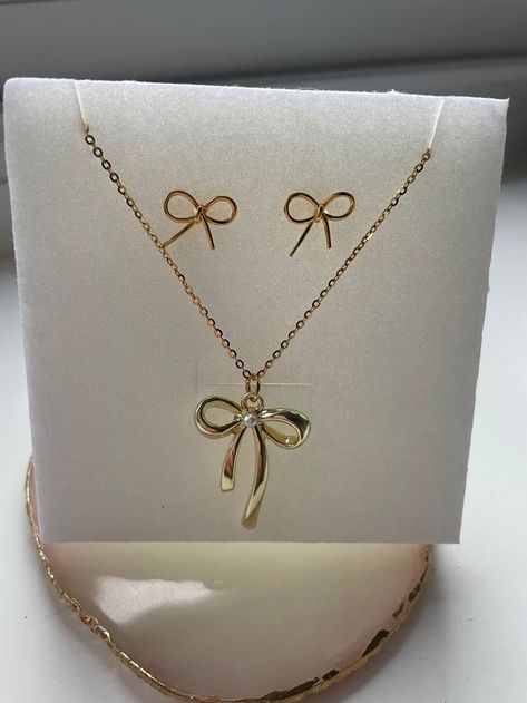 Simple Gold Accessories, Gold Earrings And Necklace Set, Gold Bow Jewelry, Cute Girly Jewelry, Cute Girly Accessories, Gold Jewelry Sets Simple, Girly Accessories Jewellery, Gold Bow Necklace, Pretty Jewellery Necklace