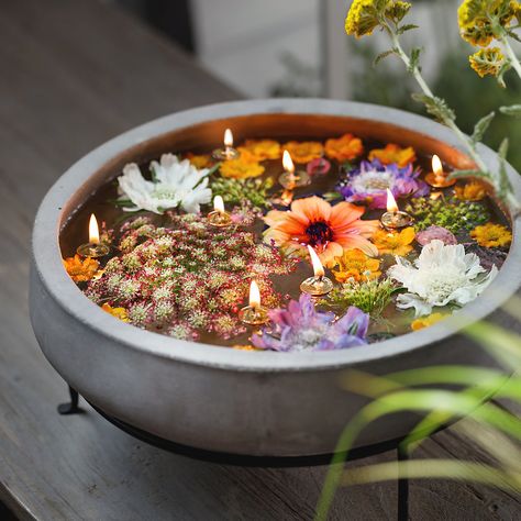 Water Bowl Centerpiece Wedding, Flowers In Water Bowl, Floating Flower Centerpieces Bowls, Floating Flowers In Water, Candle In Water, Flowers Floating In Water, Floating Candle Bowl, Water Rangoli, Floating Flower Centerpieces