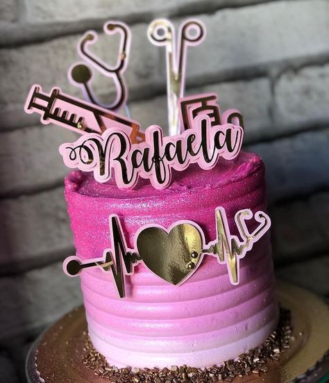 Medtech Cake, Nurse Cake Ideas, Nursing Graduation Cakes, Graduation Cake Designs, Nursing School Graduation Party, Doctor Cake, Nursing Cake, Graduation Party Cake, Cartoon Cake