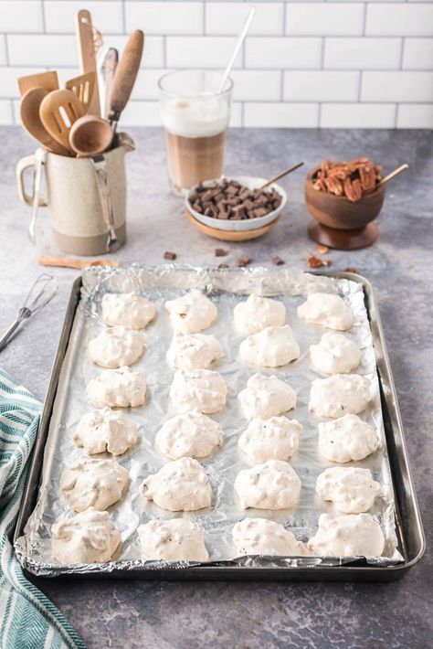 A baking sheet of overnight cookies. Overnight Cookies, Forgotten Cookies Recipe, Egg White Cookies, 70s Food, Forgotten Cookies, Cookies Best, White Cookies, Christmas Baking Recipes, Dessert Bar Recipe