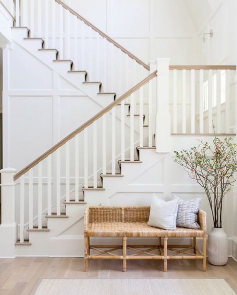 Design doesn’t have to be complicated to be beautiful. Such lovely details in this foyer designed by @flatiron27 📷: @raquellangworthy.photo Sherwin Williams Extra White, Stairway Decorating, House Staircase, Staircase Remodel, Stair Case, Foyer Design, غرفة ملابس, House Stairs, Dream House Interior