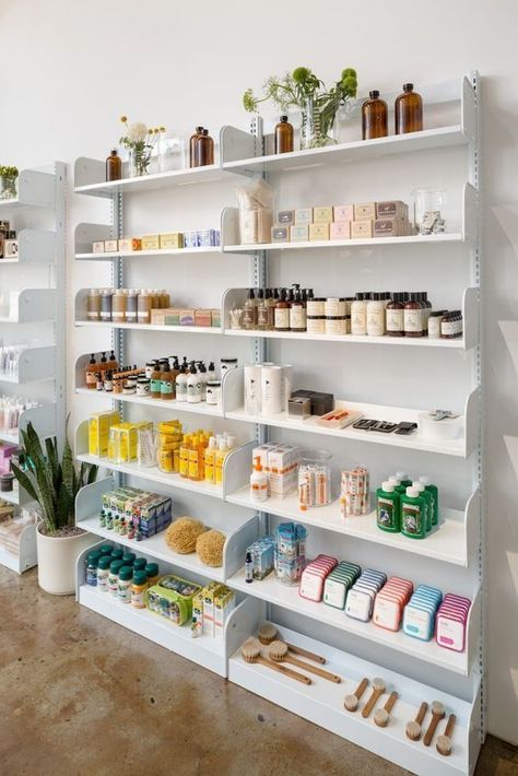 Beauty Product Display, White Shelving, Deco Spa, Snacks Diy, Wellness Shop, Shelves Display, Wellness Store, Product Stand, Pharmacy Design