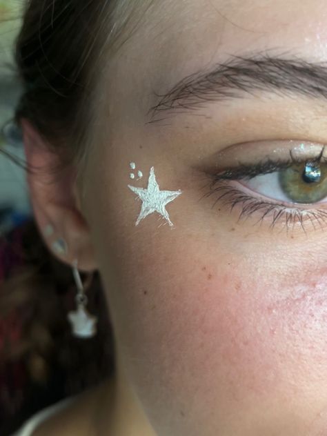 Star Beauty Mark, Star Wars Face Paint Easy, Starry Makeup Look, Taylor Swift Face Paint, Stars On Face, Star Face Paint, Starry Makeup, Star Makeup Look, Hippie Face Paint