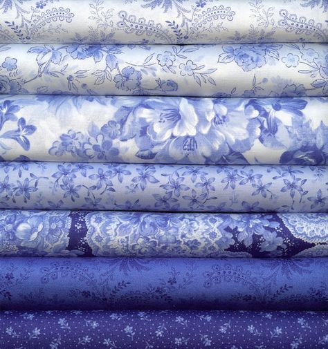 * Blue And White Fabric, Blue White Decor, Blue Cottage, Textil Design, Fabric Inspiration, Blue And White China, Pretty Fabric, White Quilt, Blue Willow