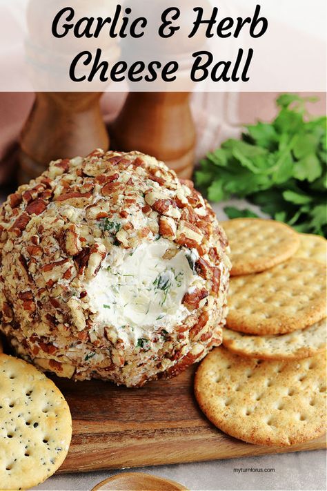 Cheese Ball With Pecans, Herb Cheese Ball, Christmas Cheese Ball, Garlic Herb Cheese, Cheese Logs, Cheese Ball Recipes Easy, Cream Cheese Ball, New Year's Eve Appetizers, Christmas Cheese