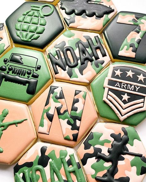 Camo Bday Party Ideas, Army Birthday Theme, Army Royal Icing Cookies, Army Decorated Cookies, Army Desserts, Army Biscuits, Military Themed Birthday Party, Army Cookies, Army Birthday Party Ideas