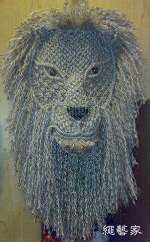 Macrame lion Lion Macrame, Macrame Projects Ideas, Macrame Animals, Macrame Chairs, Macrame Wall Hanging Tutorial, Macrame Dream Catcher, Macrame Owl, Macrame Knots Pattern, Macrame Wall Hanging Patterns