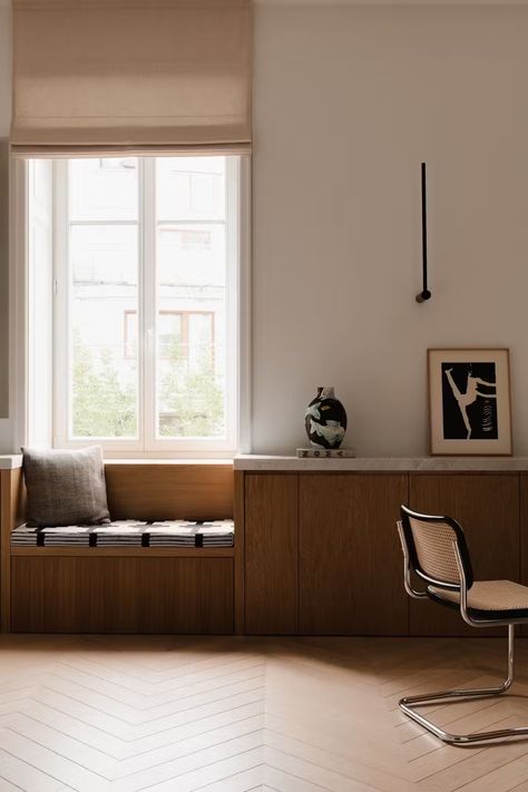 Photo 3 of 21 in Pre-War Building in Warsaw by Magdalena Romanowska - Dwell Modernist Furniture, Interior Design Per La Casa, Willemstad, Separate Living Room, Oak Panels, Beautiful Apartments, Design Del Prodotto, Old Building, Modern Dining Room