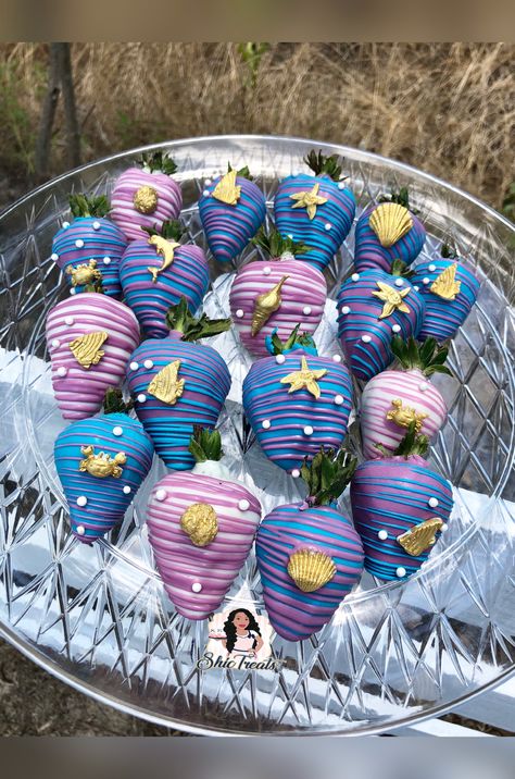 Chocolate Covered Strawberries #babyshowertreats #underthesea #purpleandturquoise Fancy Strawberries, Strawberries Bouquet, Breakable Chocolate, Strawberry Box, Strawberry Treats, Chocolate Covered Strawberries Bouquet, Baby Shower Treats, Cake Making, Food Coma