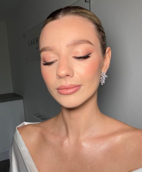 SOFT GLAM INSPO INCOMING ✨ I absolutely loved creating this look alongside @lauracarrollmakeupartistry at my 1-1 training with her… | Instagram Simple Eyeliner Makeup Natural Looks, Soft Glam Makeup Winged Liner, Bridal Makeup Natural Wedding Day, Soft Bridal Makeup Romantic, Soft Natural Bridal Makeup, Moh Hair, Bride Makeup Natural, Makeup Wings, Eyes Glowing