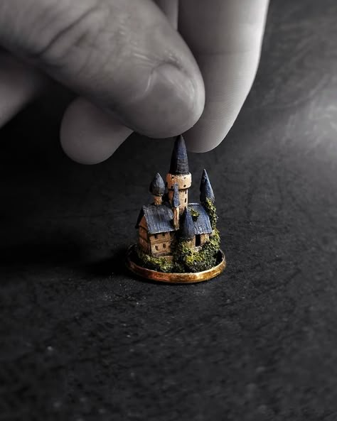 Tiny Diorama, Miniature Sculpture Clay, Miniature Sculpture, Pinterest Diy Crafts, Unique Sculptures, Polymer Clay Miniatures, Easy Diy Art, Clay Miniatures, Clay Art Projects