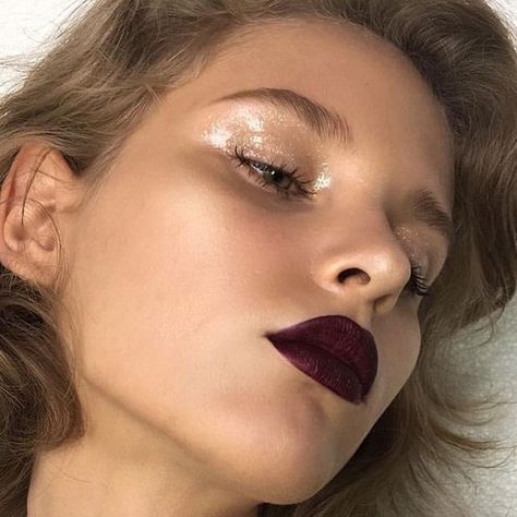 Makeup 40, Glossy Eyes, Bold Makeup Looks, Dark Lipstick, Bold Makeup, Kiss Makeup, Red Lipstick, Glam Makeup, Red Aesthetic