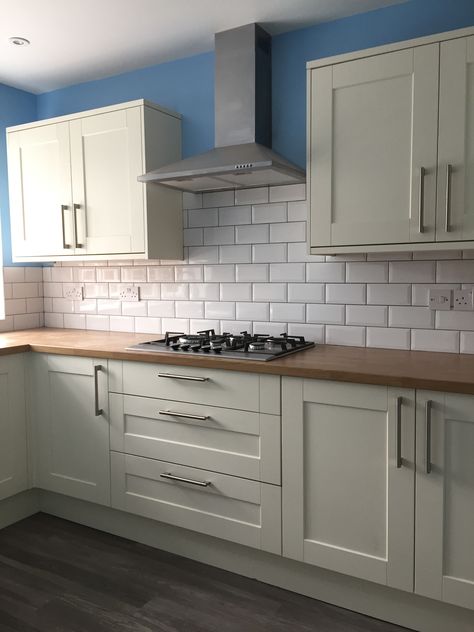 Howdens Fairford Antique White with oak affect worktop White Kitchen With Oak Worktop, Kitchen Ideas Howdens, Cornforth White Kitchen, Kitchen Oak, Oak Worktop, Howdens Kitchens, White Kitchen Ideas, Cornforth White, Kitchen Revamp