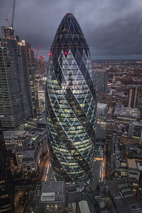 Beautiful night view of the Gherkin building in London. Gherkin London, The Gherkin, Classic Car Photoshoot, Great Fire Of London, London Police, Amoled Wallpapers, London View, The Great Fire, Norman Foster