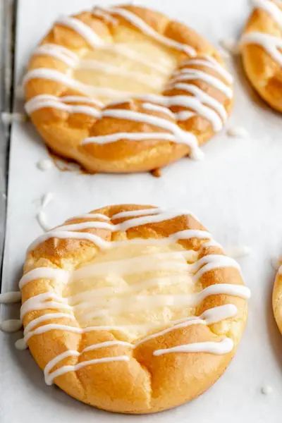 Low Calorie Cheese Danish, Keto Cream Cheese Bread, Keto Danish Cream Cheeses, Almond Flour Danish, Keto Cheese Danish Recipe, Keto Cream Cheese Danish, Keto Paczki Recipe, Healthy Cheese Danish, Keto Breakfast Sweet