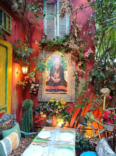 Mexican Style Outdoor Patio, Mexican Style Garden, Bohemian Garden Diy, Eclectic Yard, Mexican Patio Decor, Mexican Garden Ideas, Bohemian Garden Ideas, Boho Yard, Orange Houses