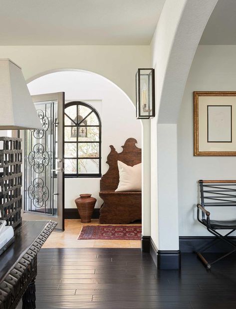 We Love This Spanish Colonial Revival in Palm Springs - Western Living Magazine Modern Spanish Revival, Spanish Furniture, Spanish Interior, Palm Springs House, Spanish Revival Home, Palm Springs Home, Spanish Modern, Cottage Style Kitchen, Mediterranean Home Decor