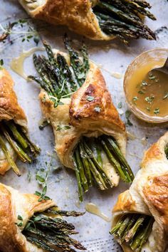 asparagus and brie puff pastry with thyme honey Crystal Recipes, Cooking Master, Thyme Honey, Brie Puff Pastry, God Mat, Half Baked Harvest, Honey Recipes, Asparagus Recipe, Idee Pasto Sano