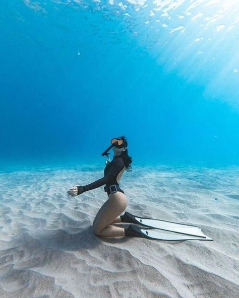 Free Diving Photography, Diving Pose, Underwater Poses, Freediving Photography, Free Dive, Swimming Underwater, Skin Diving, Deep Photos, Women's Diving