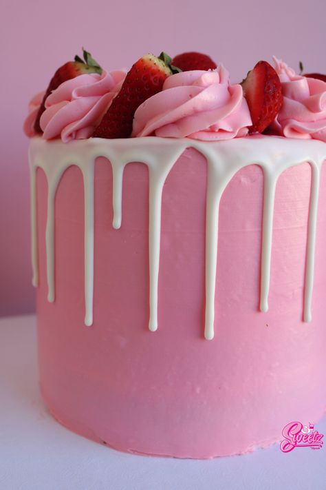 Pink Cake With Strawberries On Top, Hot Pink Cakes, Drop Cake, Modern Birthday Cakes, Two Layer Cakes, Strawberry Slice, Pink Birthday Cakes, Simple Birthday Cake, Cake Decorating Designs