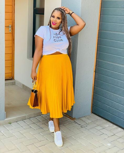 Skirt With Tshirt Plus Size, Tshirt Dress With Sneakers Outfit, Plus Size Dress With Sneakers, Plus Size Pleated Skirt Outfits, Pleated Skirt And Sneakers, Pleated Skirt Outfit Summer, Skirt With Tshirt, A Line Skirt Outfits, Office Outfits Women Casual