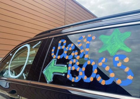 Car Writing On Windows For Birthday, Car Window Paint Ideas Sports, Car Chalk Window Ideas, Car Window Paint, Bus Window, Car Decorating, Window Markers, Window Writing, Daughters Birthday