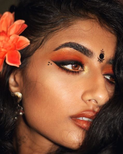 Middle Eastern Editorial, Navratri Face Tattoo, South Asian Eye Makeup, Navratri Face Makeup, Eye Makeup For Navratri, Navaratri Makeup Looks, Navratri Eye Makeup, Dandiya Makeup Look, Saree Tattoo