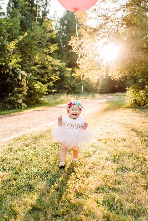 First birthday photo shoot at sunset with tutu's, flower crowns, and a giant pink balloon! #goldenhour #firstbirthday #sunsetphotos #tutu #flowercrown #firstbirthdayphotos First Birthday Gift Ideas, Travel Restaurant, Baby Birthday Photoshoot, First Birthday Photography, Birthday Photo Shoot, Travel Flight, First Birthday Photo, 1st Birthday Pictures, Flight Travel