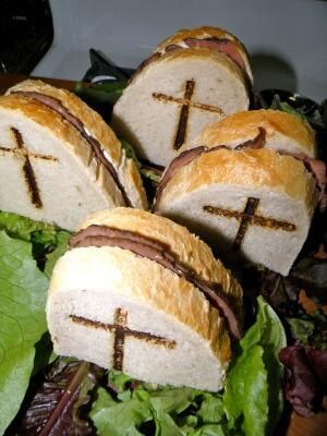 Man kann auch #Sandwiches#Halloween Spooky Sandwiches, Halloween Sandwiches, Easy Halloween Snacks, Spooky Halloween Food, Kids Halloween Food, Easy Halloween Food, Halloween Appetizers, Halloween Dinner, Birthday Halloween Party