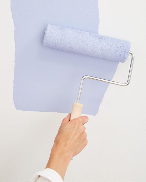 roller brush wall paint Painting Walls Tips, Calming Paint Colors, Painting 101, Wall Painting Techniques, Painted Trays, Cover Ideas, Paint Roller, Professional Look, Room Paint