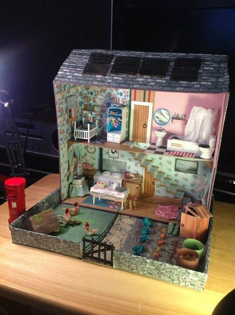 Found on Cath Kidston's FB page in her "Dream room in a box" photo album. (LOVE this!) Shoe Box Story Project, Stuff To Do With Shoe Boxes, Shoebox Room Project, Room In A Box Project, Shoe Box Art Projects, Shoe Box Doll House Diy, Shoe Box Room Project, Shoebox House Project, Dollhouse Diy Ideas Cardboard Boxes