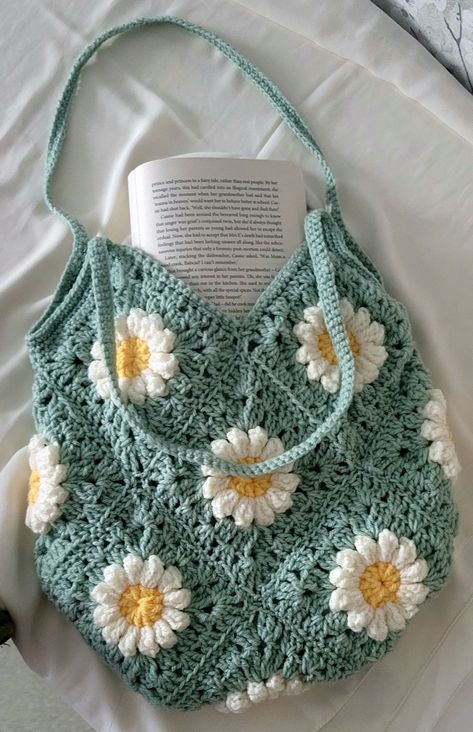 Knit Bags Aesthetic, Crochet Bag Design Handbags, Cute Knitting Ideas Aesthetic, Knitted Bags Aesthetic, Tejido Aesthetic, Daisy Crochet Bag, Aesthetic Crochet Bag, Crochet Daisy Bag, Crochet Bag Aesthetic