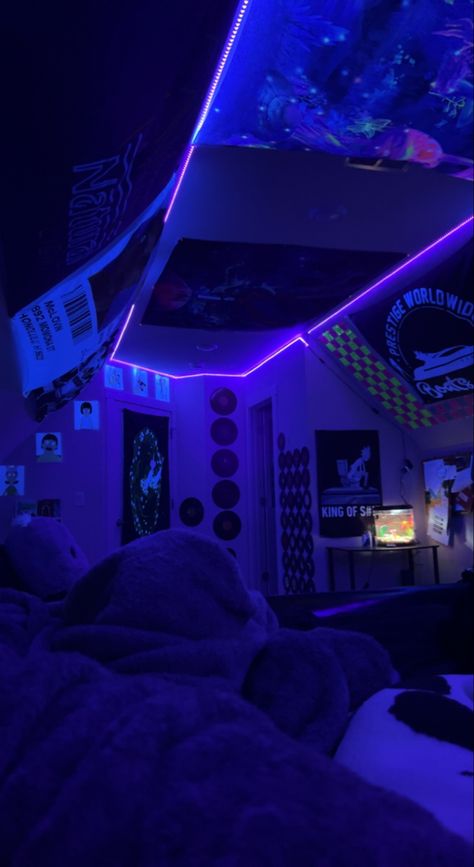 Cool Led Room, Room Ideas Aesthetic Dark, Chill Room Ideas, Crystal Room Decor, Comfortable Bedroom Decor, Grunge Bedroom, College Dorm Room Inspiration, Vibey Room, Led Room