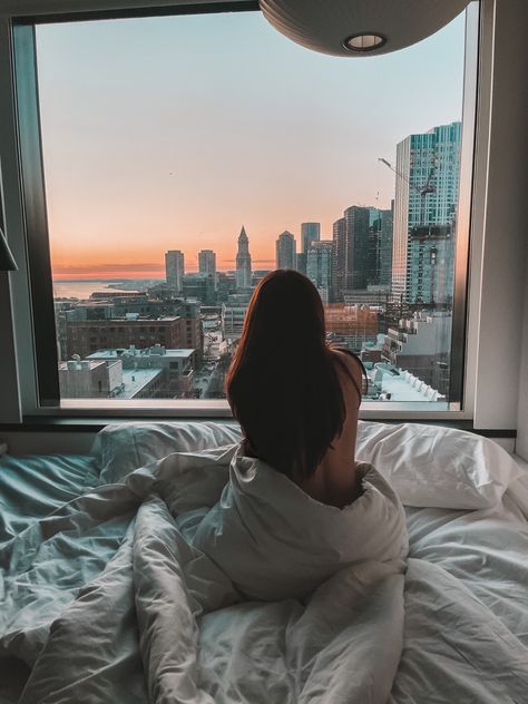 Hotel Bed Poses, Nyc Hotel Room Aesthetic, Hotel Influencer Pics, Couple Poses In Hotel Room, Pose In Hotel Room, Hotel Poses Ideas, Photo In Hotel Room, Hotel Room Pose Ideas, Hotel Room Picture Ideas