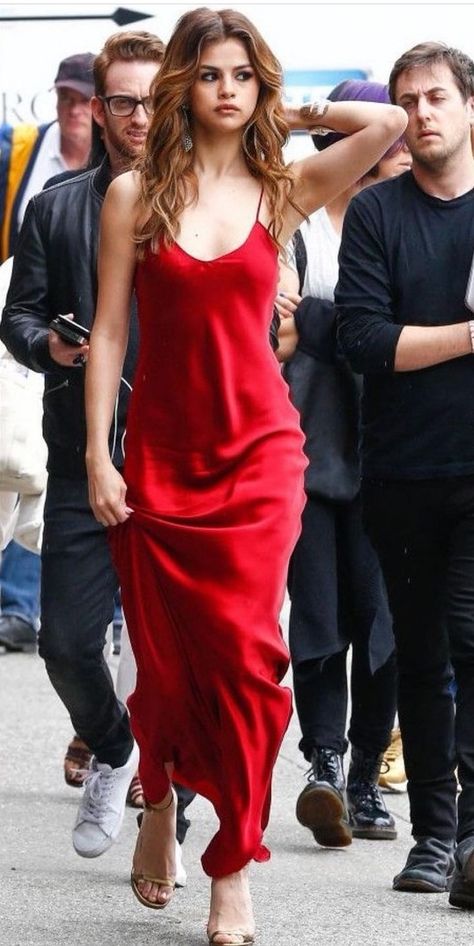 Stokolmo Style, Selena Gomez Red Dress, Selena Gomez Dress, Fitness Fashion Outfits, Selena Gomez Outfits, Long Summer Dresses Maxi, Selena Gomez Photos, Selena Gomez Style, Camisa Jeans