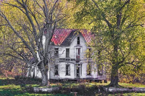 Indiana is loaded with destinations where the weird, the strange, and the horrifying can be found. Check out all things haunted and creepy in Indiana with this definitive guide! Creepy Old Houses, Historical House, Abandoned Farm, Abandoned Homes, Abandoned Property, Creepy Houses, Beautiful Ruins, Old Abandoned Houses, Forgotten Places