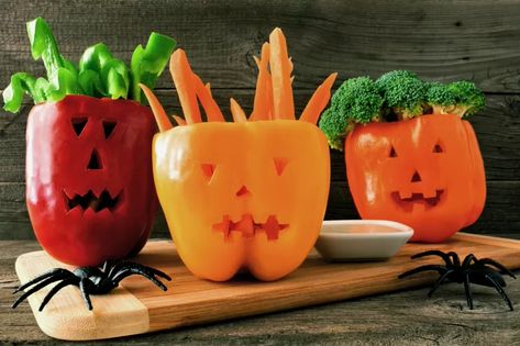 15 Easy-to-Make Halloween Party Snacks and Finger Foods | LoveToKnow Halloween Fingerfood, Halloween Treats To Make, Monster Treats, Healthy Halloween Food, Halloween Themed Food, Halloween Punch, Fun Halloween Treats, Healthy Halloween Treats, Healthy Halloween Snacks