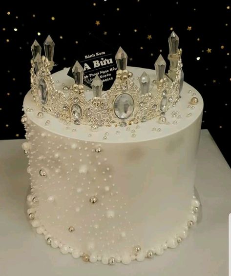 Wedding Cake 2023, Birthday Cake Crown, Queens Birthday Cake, One Tier Cake, Golden Birthday Cakes, Cake 2023, 17 Birthday Cake, 25th Birthday Cakes, Girly Cakes