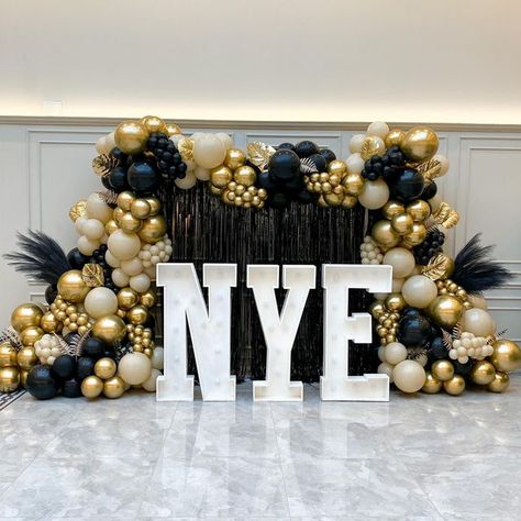 Nye Balloons, New Year's Eve Backdrop, Light Up Numbers, New Years Eve Party Ideas Decorations, Hello 2023, 40 Balloons, New Year Backdrop, Black And Gold Balloons, Event Stylist