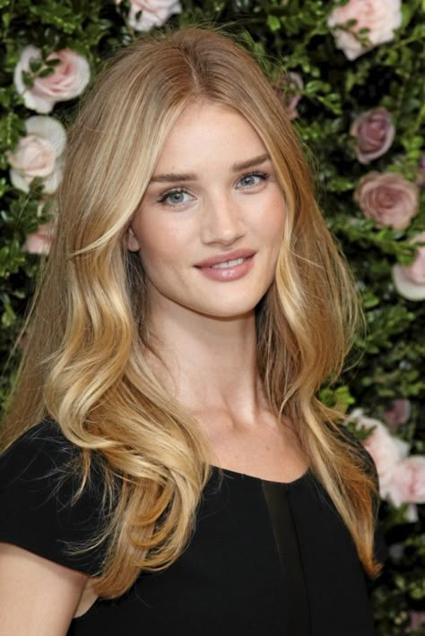 Rosie Huntington-Whiteley hair Rosie Huntington Whiteley Hair, Golden Blonde Hair, Balayage Blonde, Honey Blonde Hair, Rosie Huntington, Makijaż Smokey Eye, Blonde Hair Inspiration, Huntington Whiteley, Long Blonde